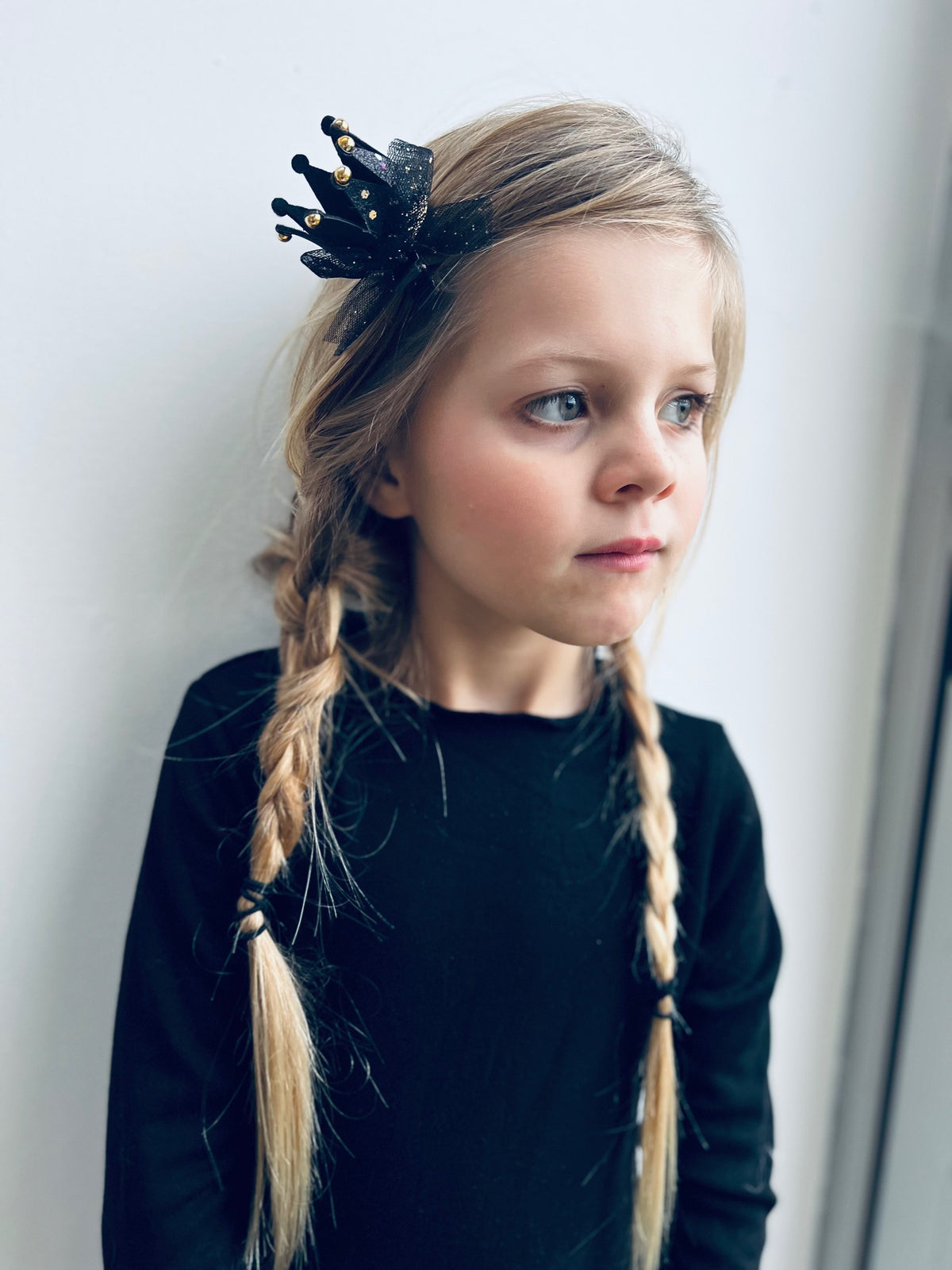 Black crown clip