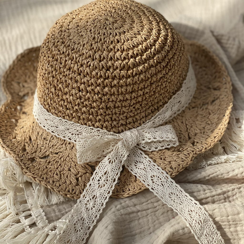 Scallop straw hat
