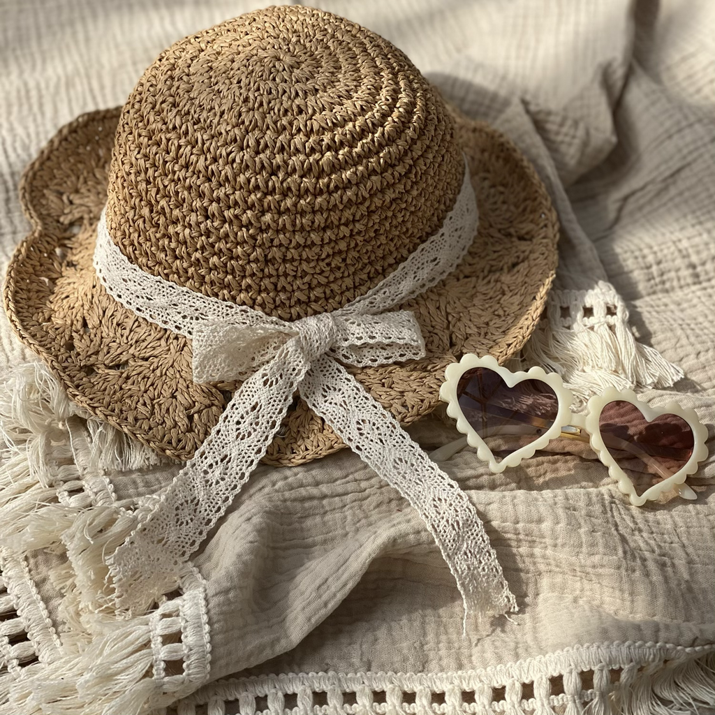 Scallop straw hat